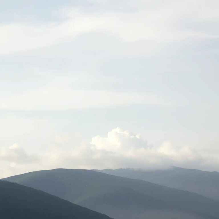 Des nuages blancs au-dessus d'une colline