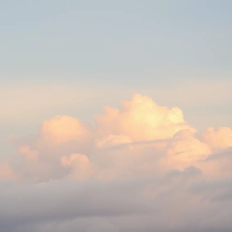 Des nuages pastel au lever du soleil