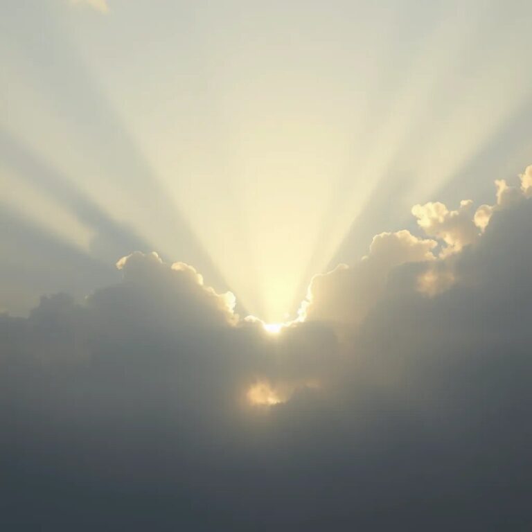 Des rayons de soleil à travers les nuages