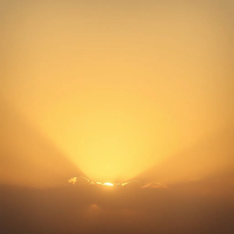 Des rayons dorés dans le ciel