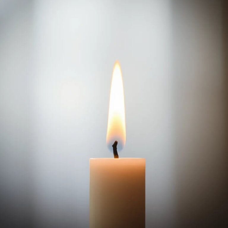 La flamme d'une bougie en gros plan