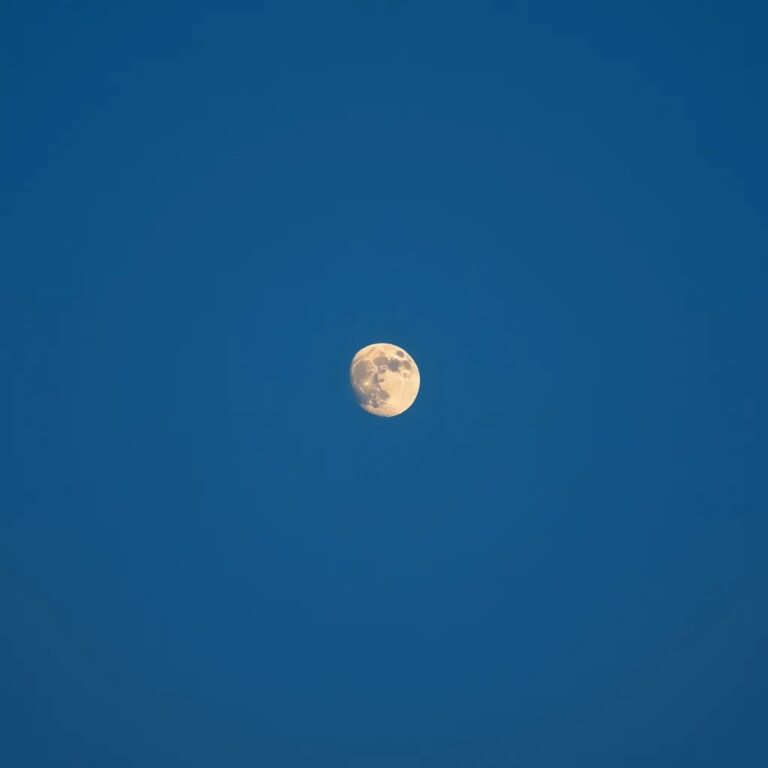 La lune dans un ciel de nuit