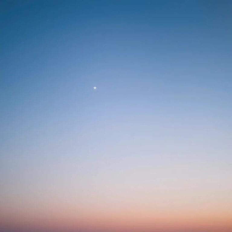 Le ciel au crépuscule et la première étoile