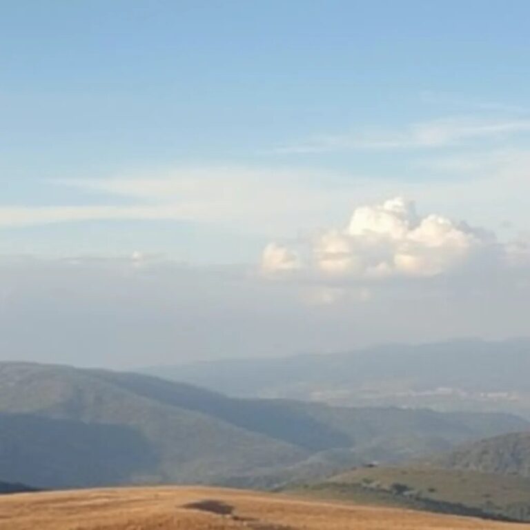 Un ciel bleu doux au-dessus d'une vallée