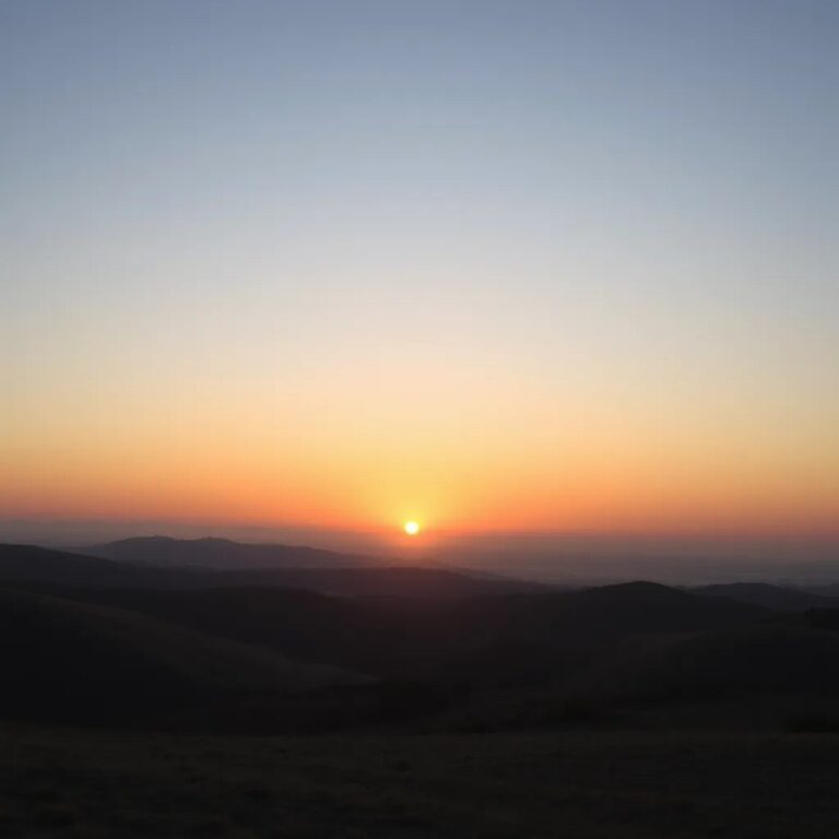 Un coucher de soleil sur les collines