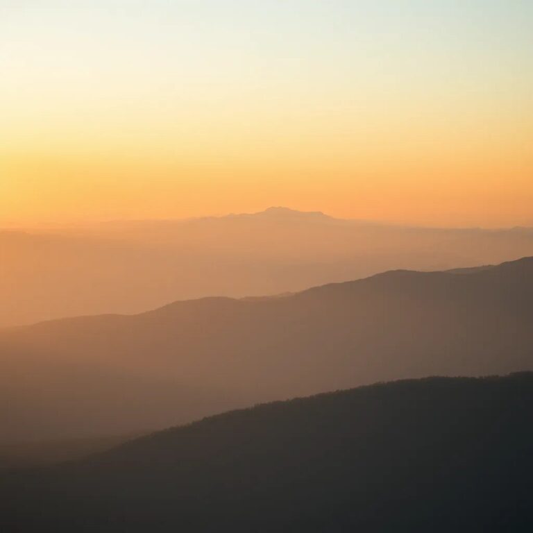 Un coucher de soleil sur les montagnes