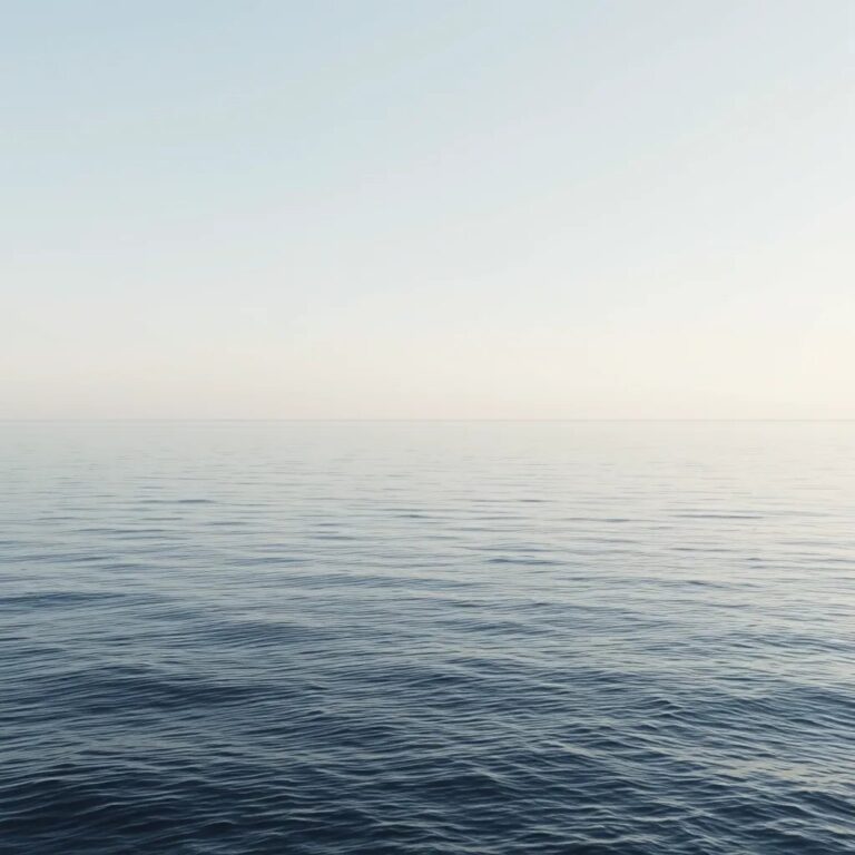Une mer calme et l'horizon